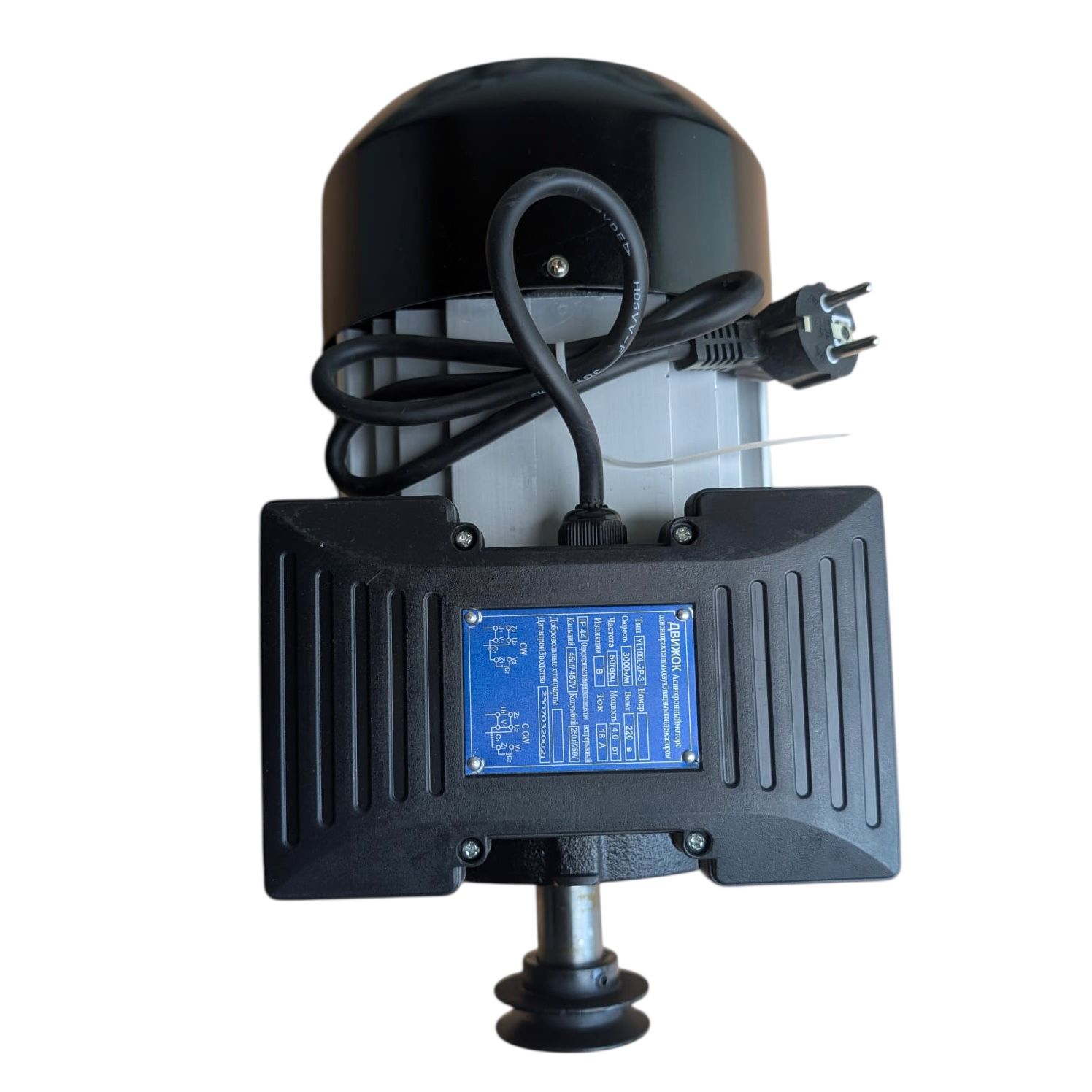 Ai nevoie de un motor ușor, dar extrem de puternic? Acest motor electric monofazat de 4 kW cu bobinaj din cupru și carcasă din aluminiu este soluția ideală pentru cei care caută eficiență, durabilitate și greutate redusă într-un singur produs.