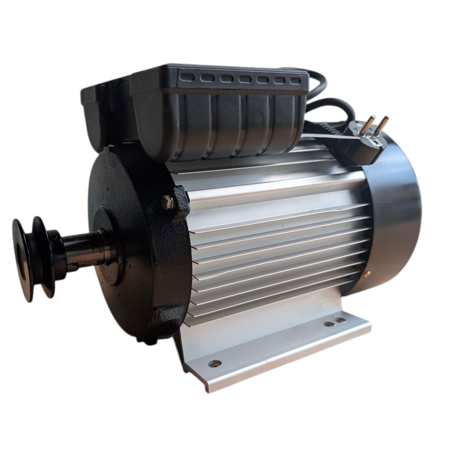 Ai nevoie de un motor ușor, dar extrem de puternic? Acest motor electric monofazat de 4 kW cu bobinaj din cupru și carcasă din aluminiu este soluția ideală pentru cei care caută eficiență, durabilitate și greutate redusă într-un singur produs.